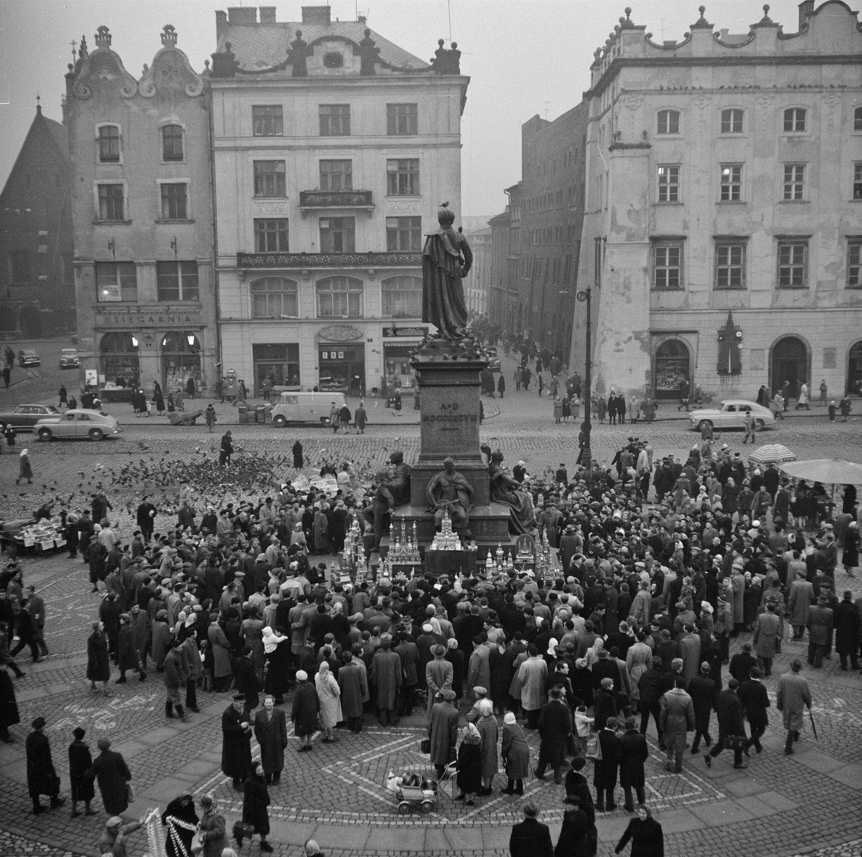 tłum ludzi zgromadzony wokół pomnika Adama Mickiewicza w Krakowie 